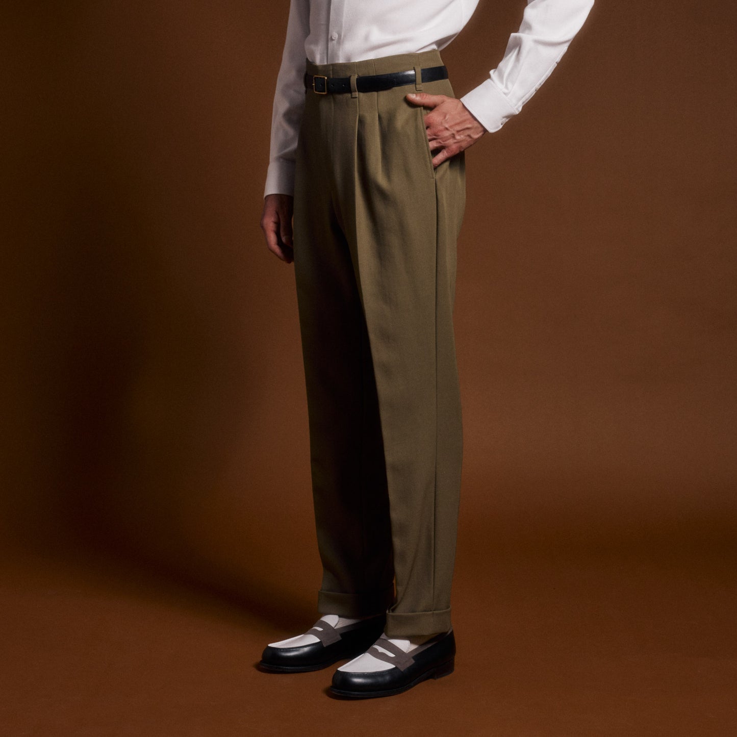 Pantalon drop loop brun à pinces en laine vierge