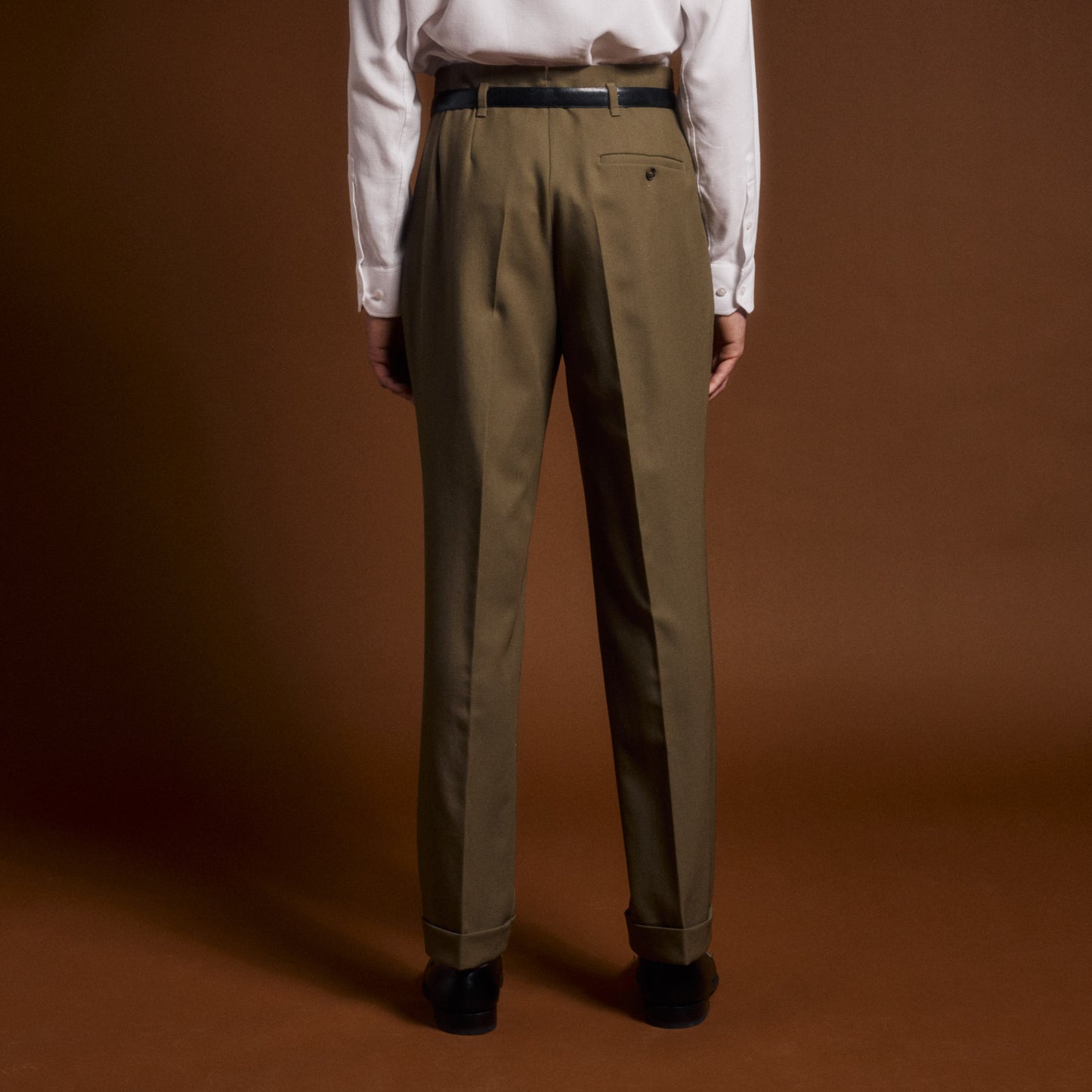 Pantalon drop loop brun à pinces en laine vierge