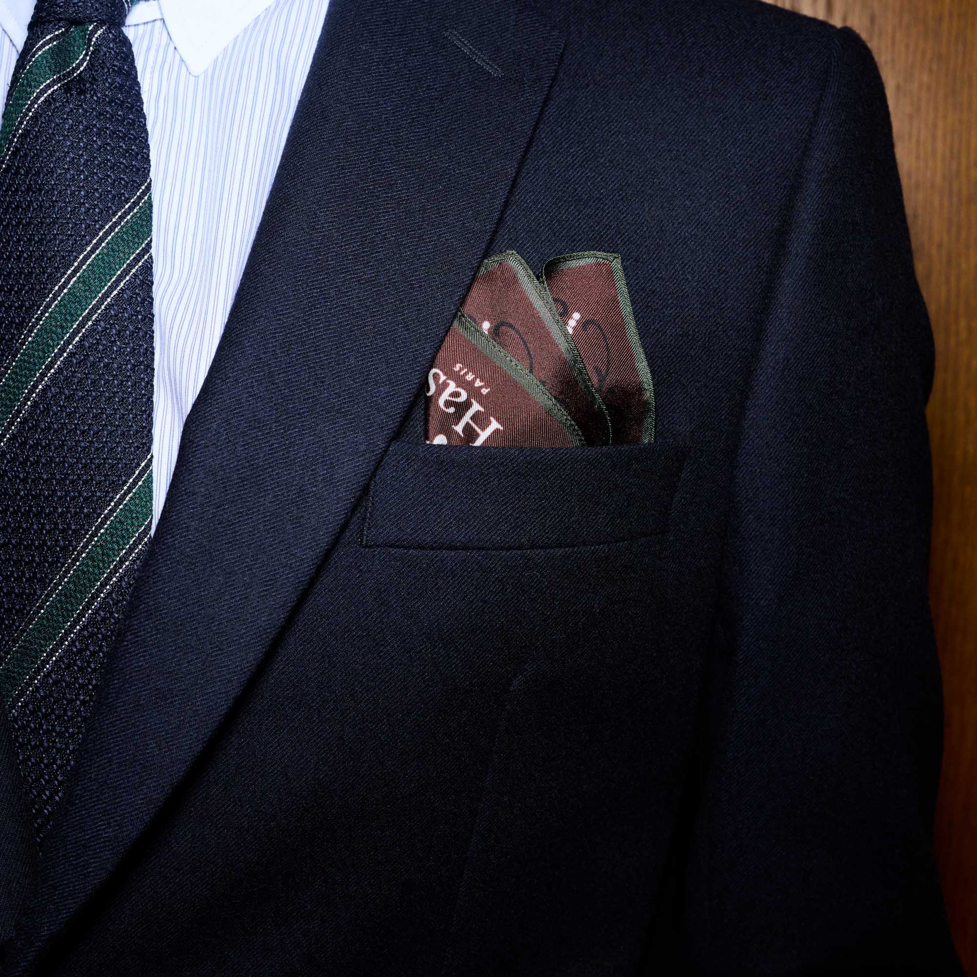 Pochette en soie marron à motifs