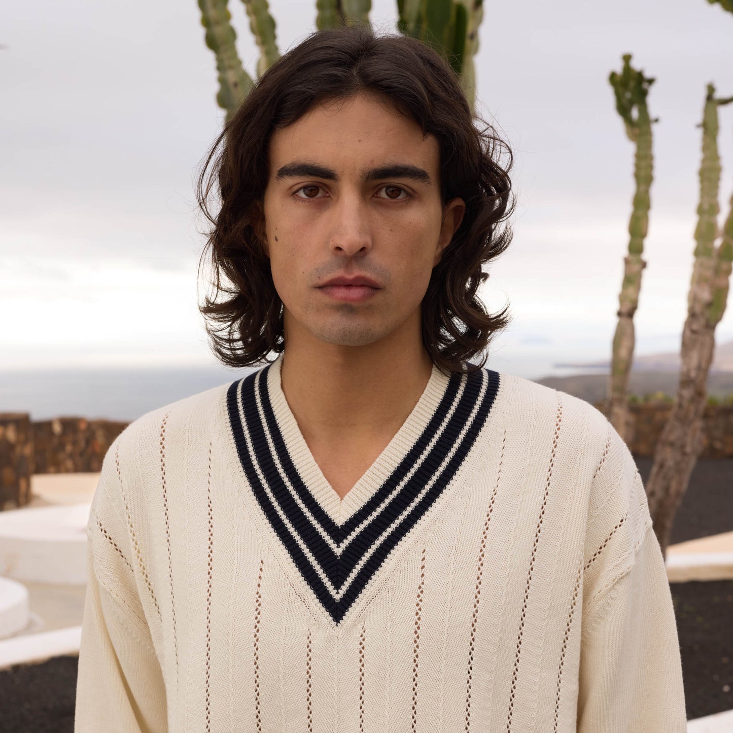 Pull en coton blanc col et bas navy