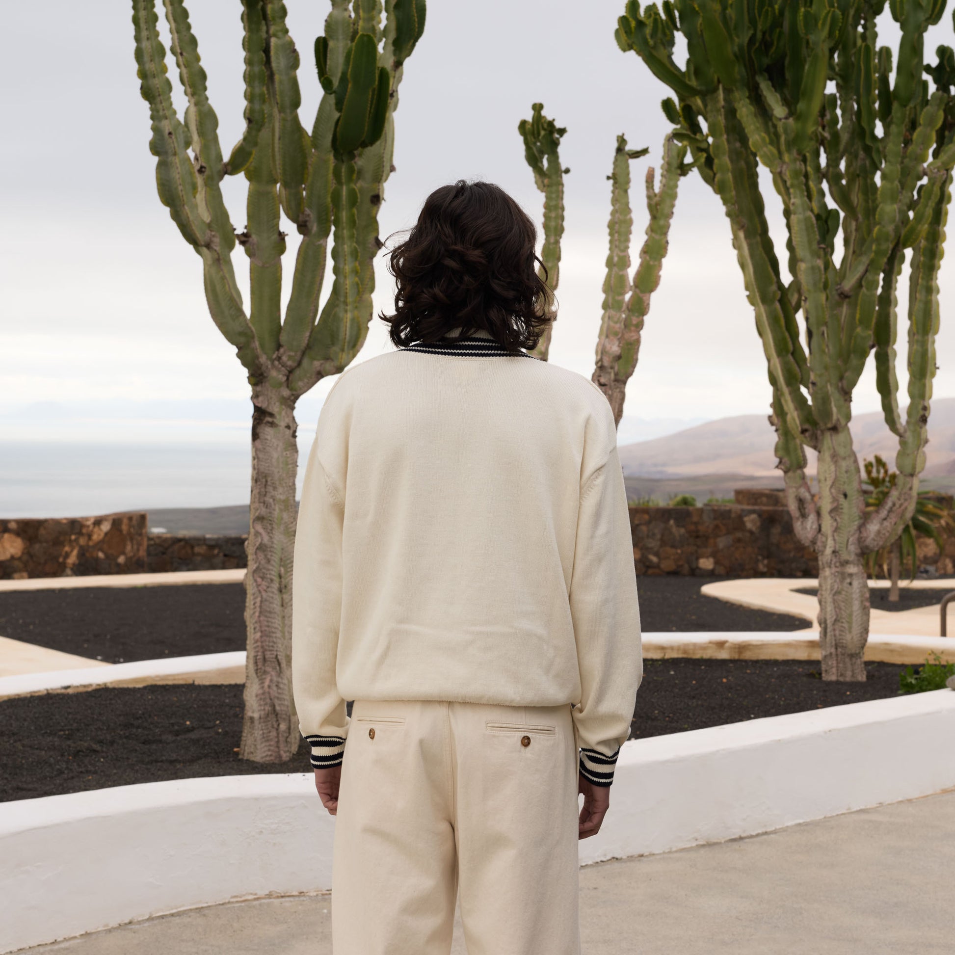 Pull en coton blanc col et bas navy