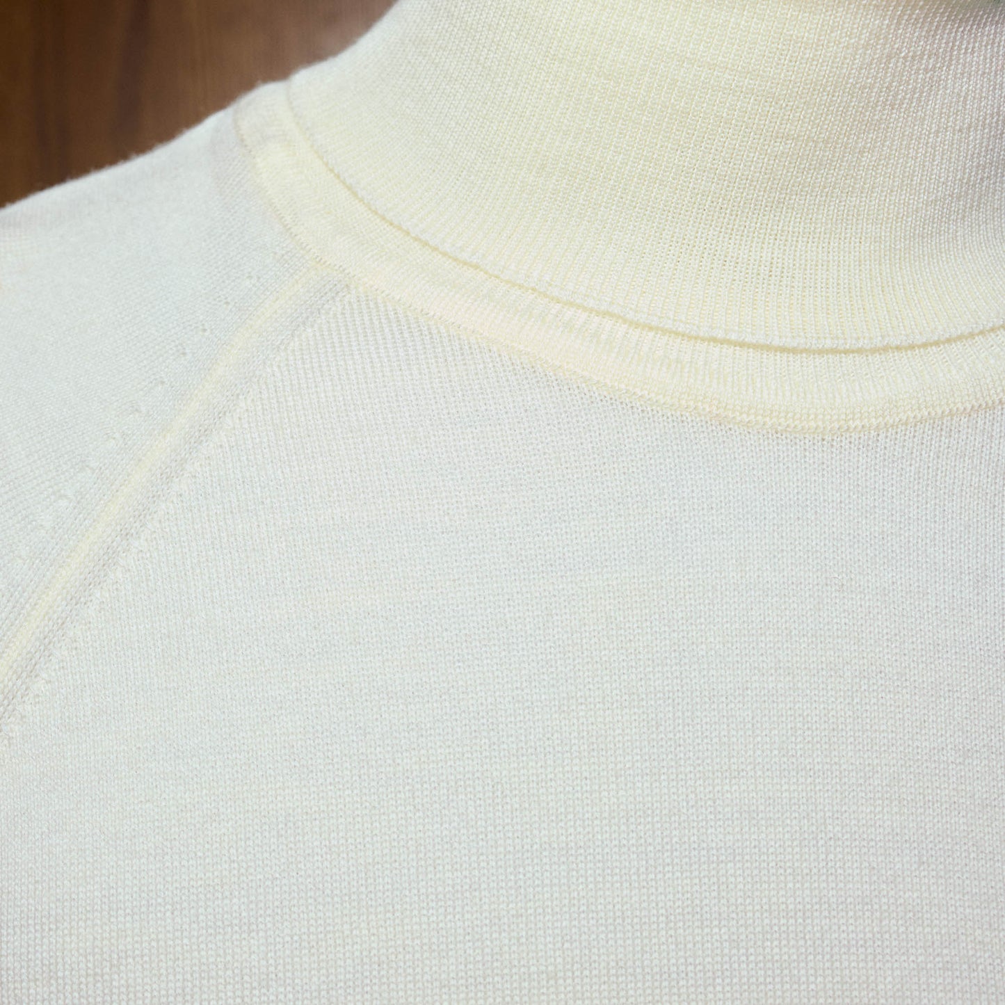 Pull à col roulé en laine mérinos écru