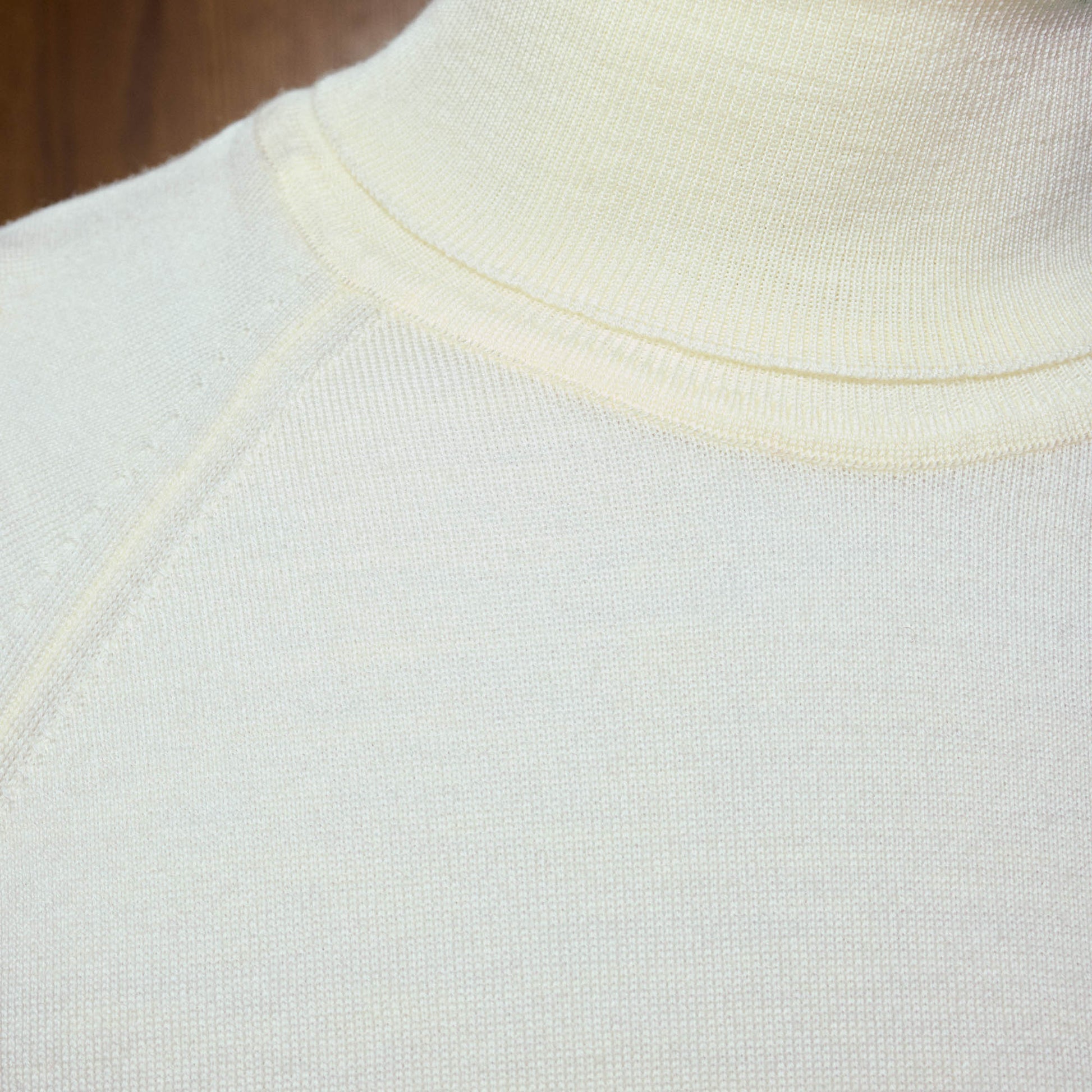 Pull à col roulé en laine mérinos écru