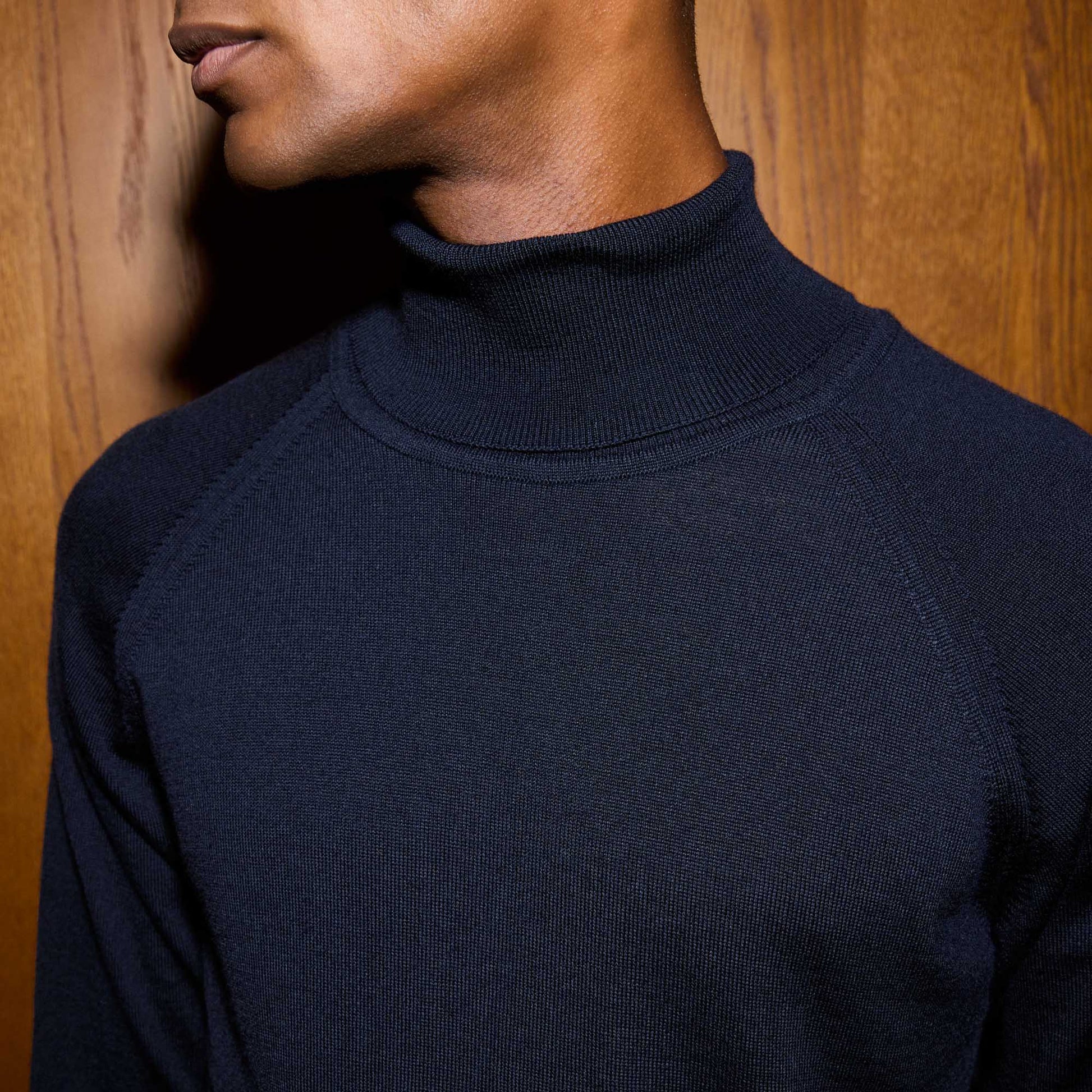 Pull à col roulé en laine mérinos marine