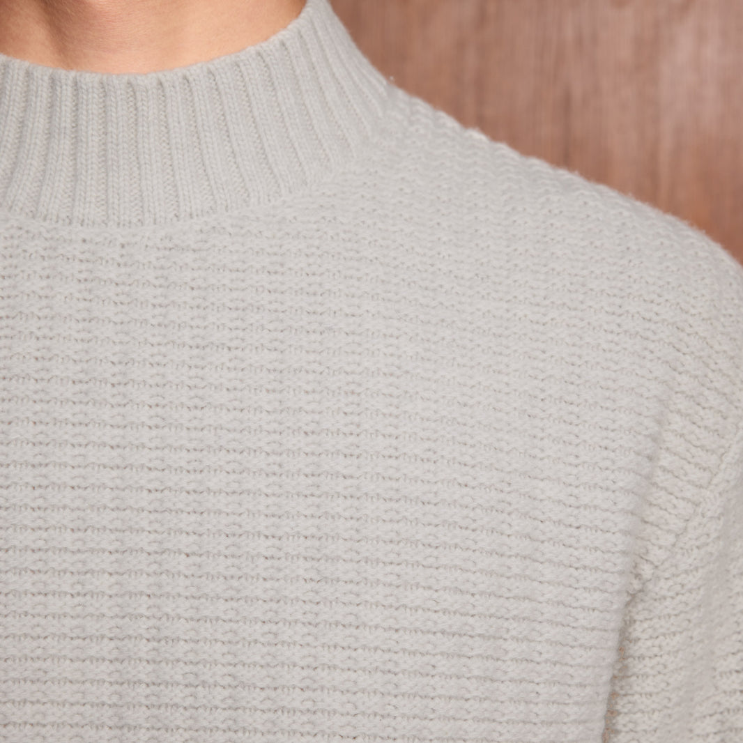 Pull col cheminée en laine mérinos gris clair