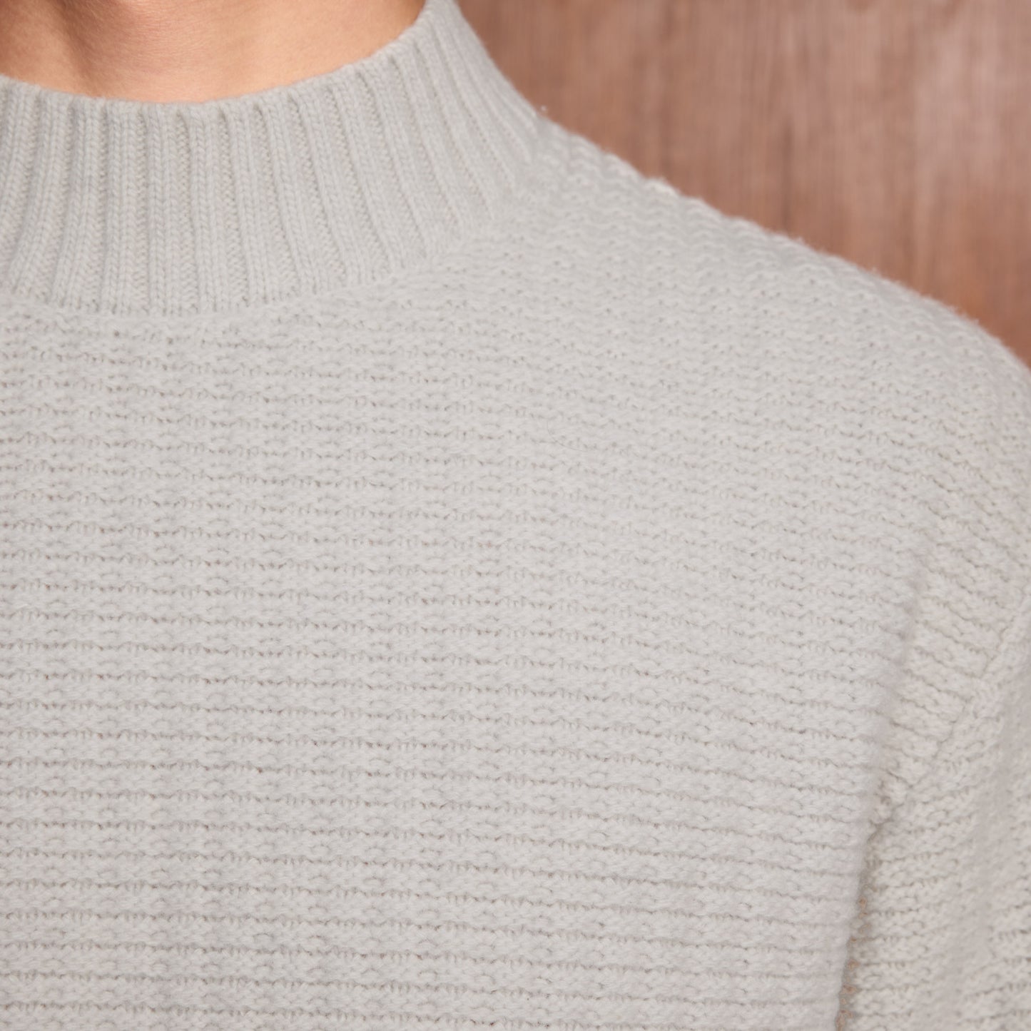 Pull col cheminée en laine mérinos gris clair