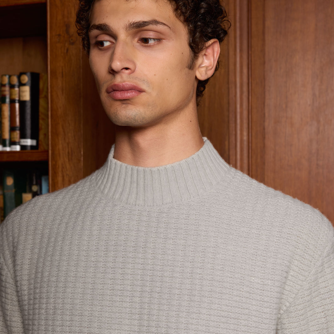 Pull col cheminée en laine mérinos gris clair