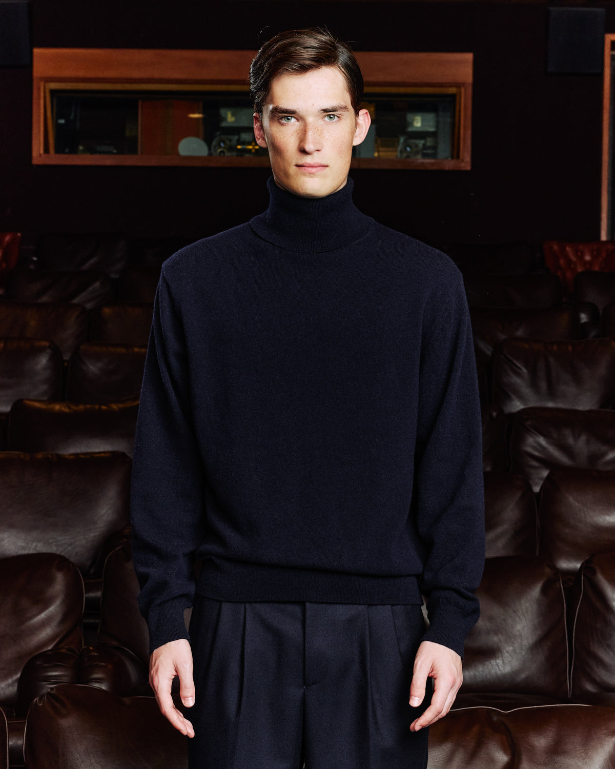 Pull col roulé en laine extrafine marine