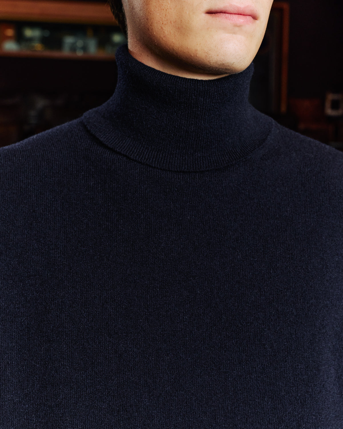 Pull col roulé en laine extrafine marine