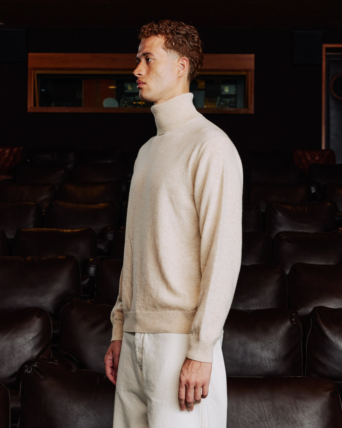 Beiger Rollkragenpullover aus extrafeiner Wolle