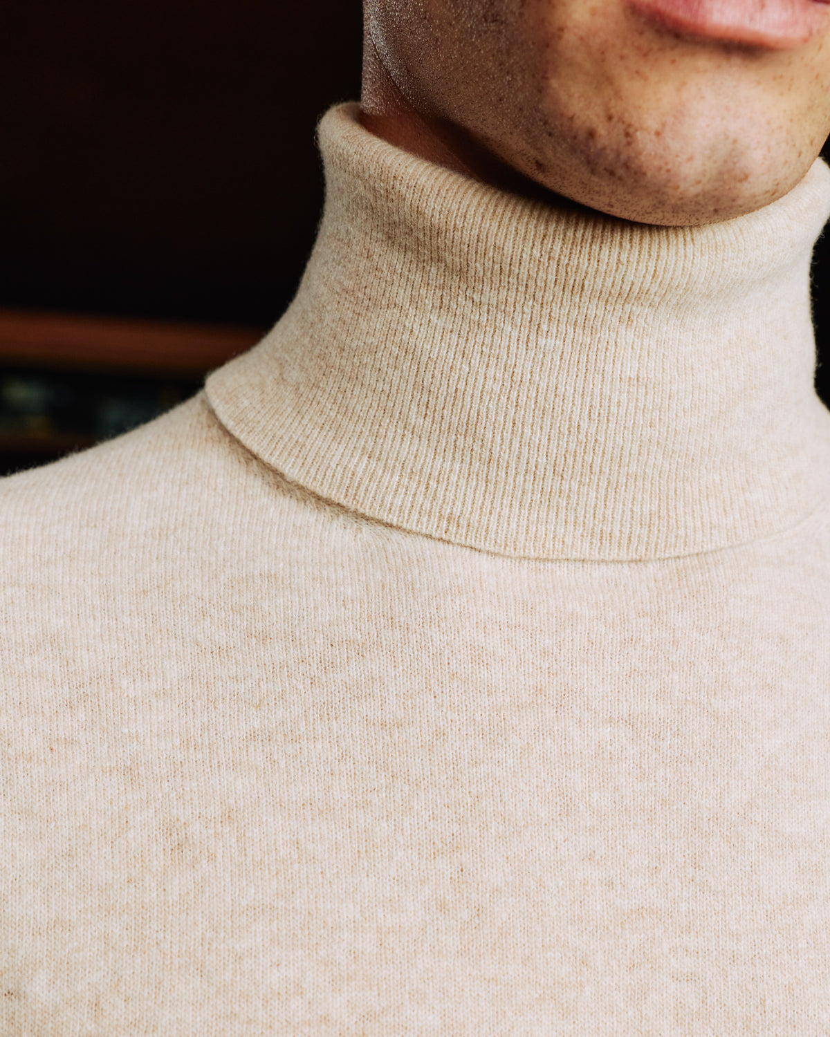 Beiger Rollkragenpullover aus extrafeiner Wolle