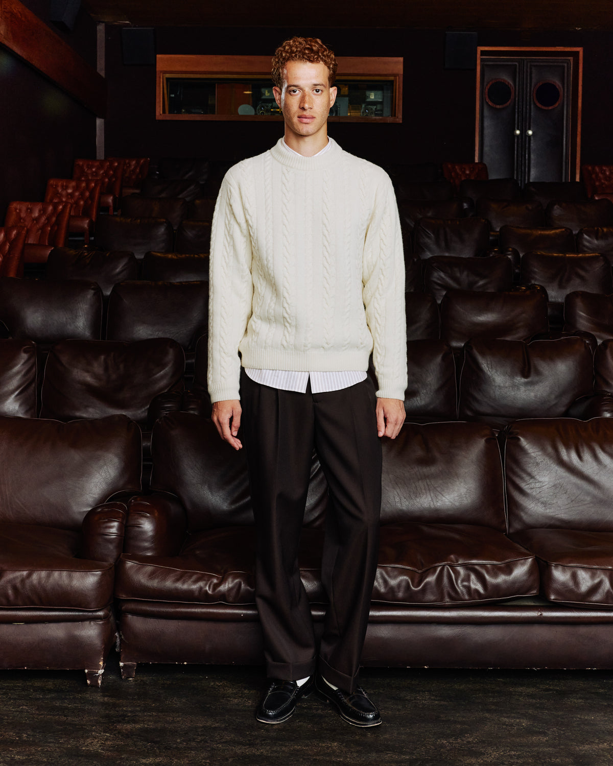 Ecrufarbener Pullover mit irisch inspiriertem Zopfmuster