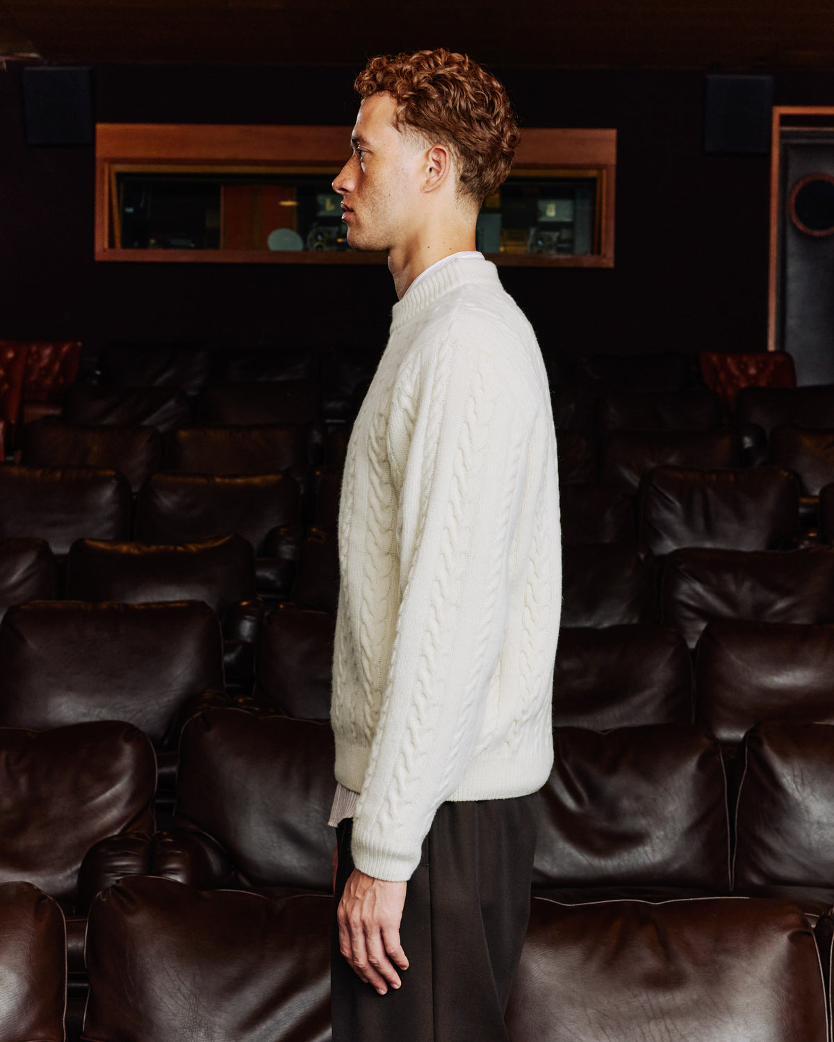 Ecrufarbener Pullover mit irisch inspiriertem Zopfmuster