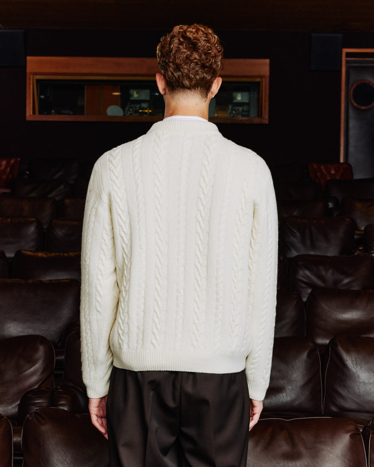 Ecrufarbener Pullover mit irisch inspiriertem Zopfmuster