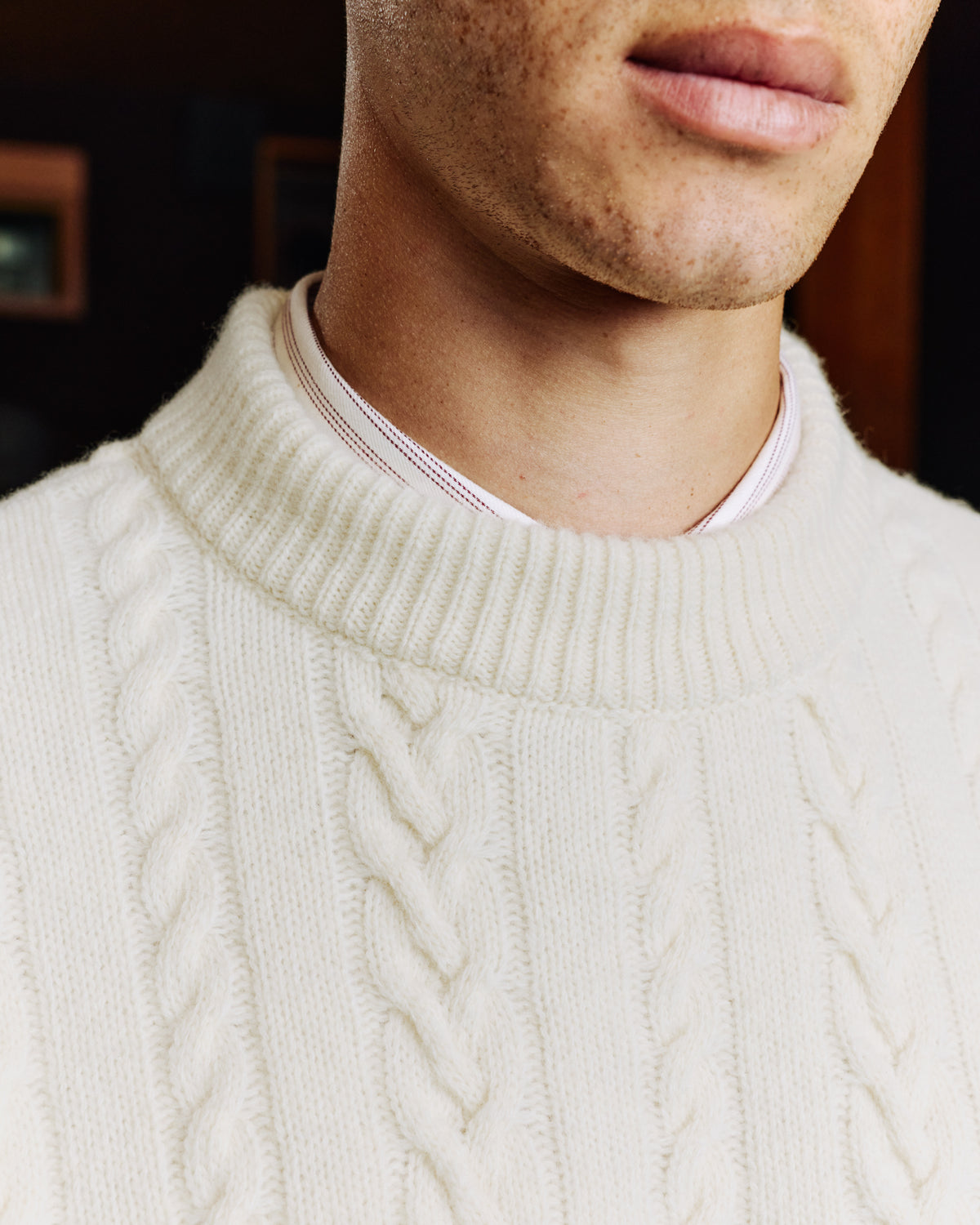 Ecrufarbener Pullover mit irisch inspiriertem Zopfmuster