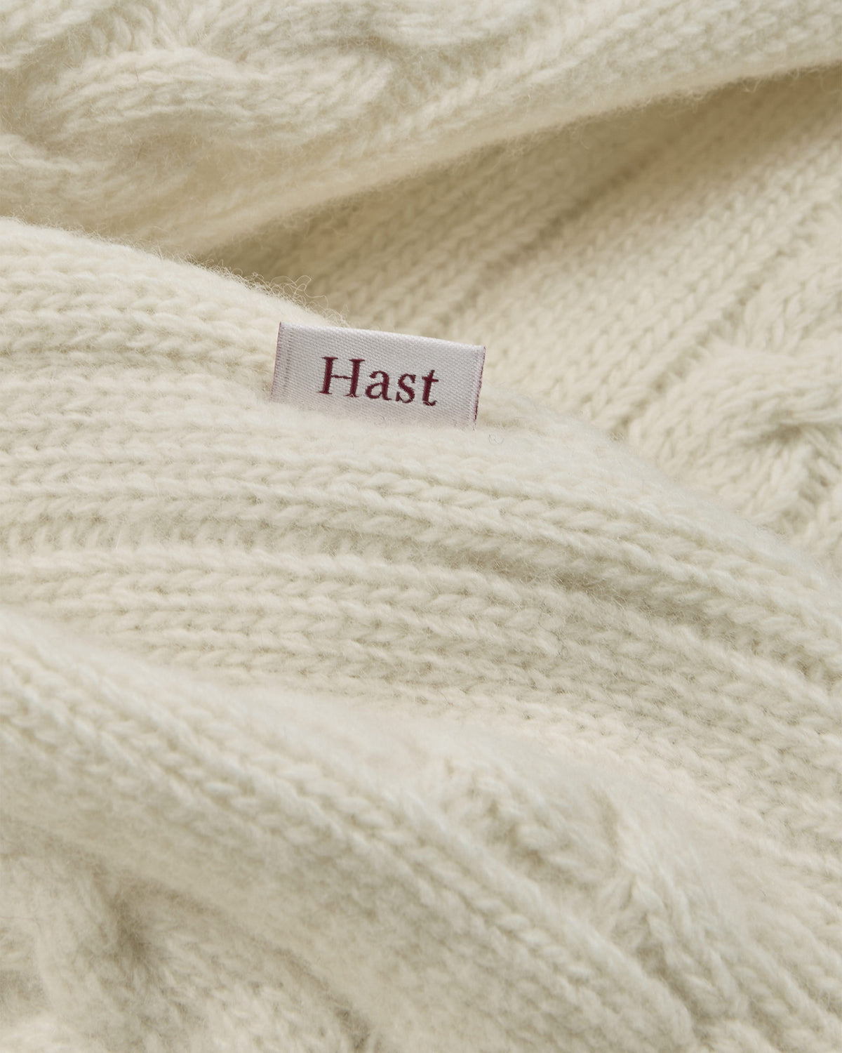 Ecrufarbener Pullover mit irisch inspiriertem Zopfmuster