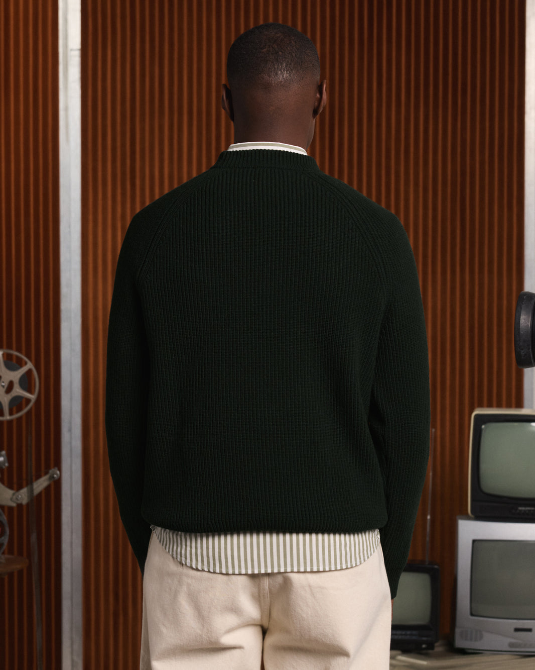 Khakifarbener Pullover mit Rundhalsausschnitt aus extrafeiner Merino-Schurwolle