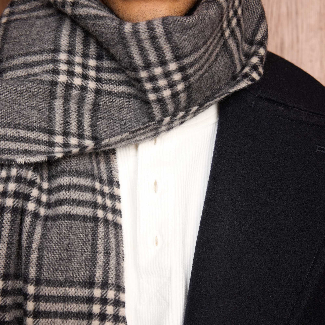 Echarpe en laine vierge grise à carreaux