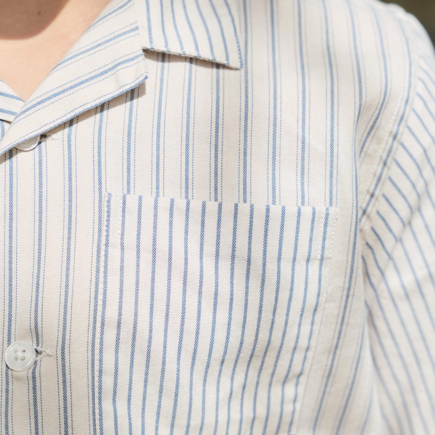 Kids' short-sleeved white and blue striped shirt