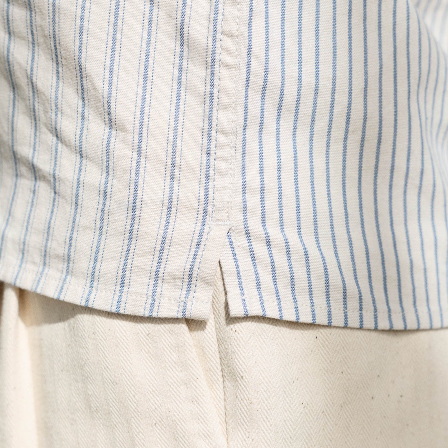 Kids' short-sleeved white and blue striped shirt