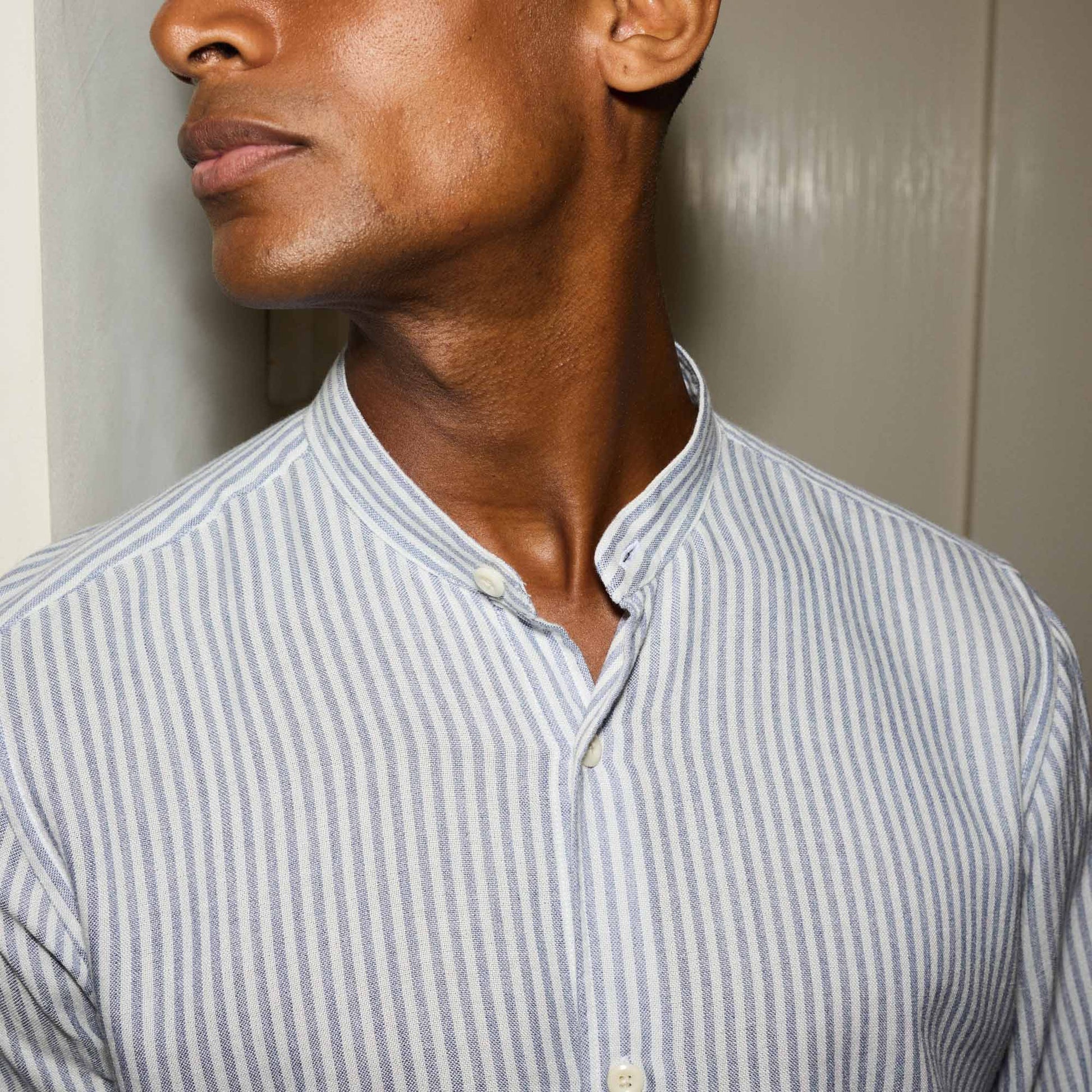 Chemise à rayures bleues et blanches