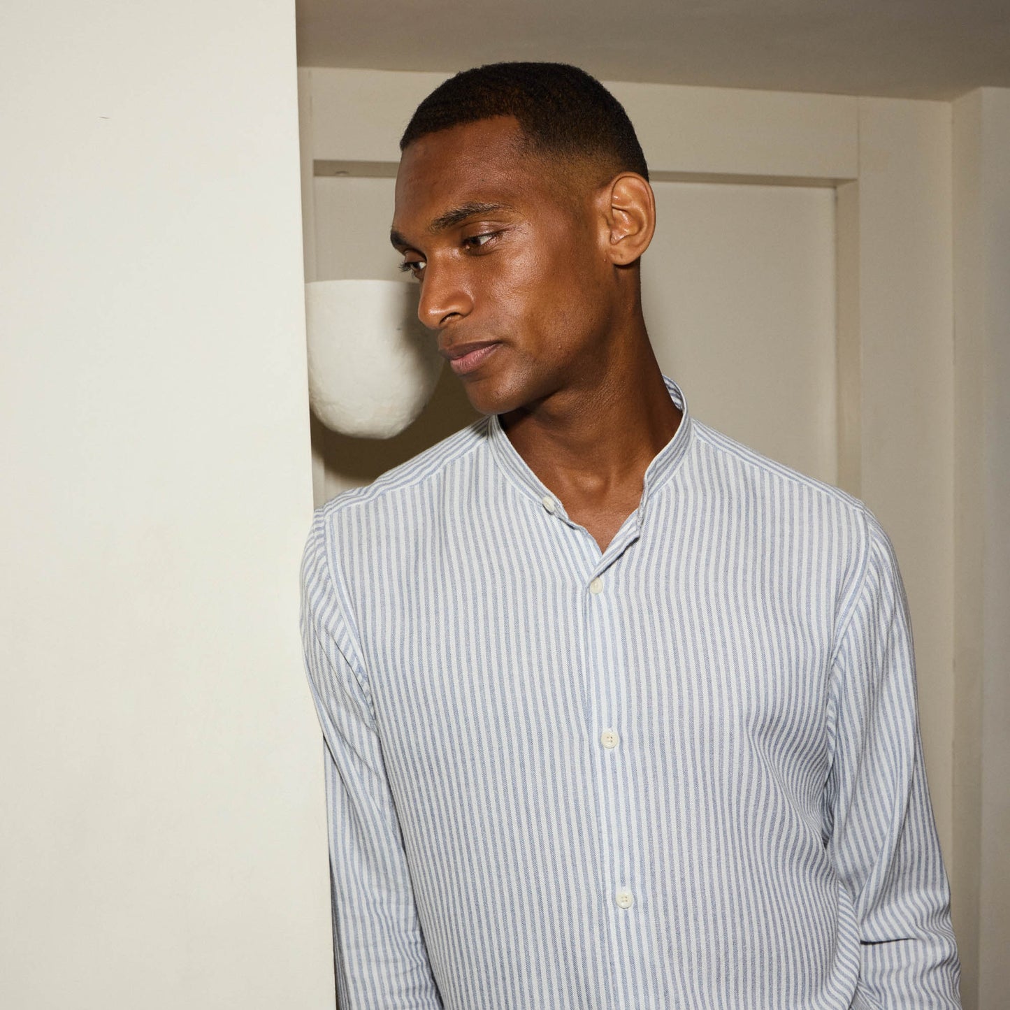 Chemise à rayures bleues et blanches