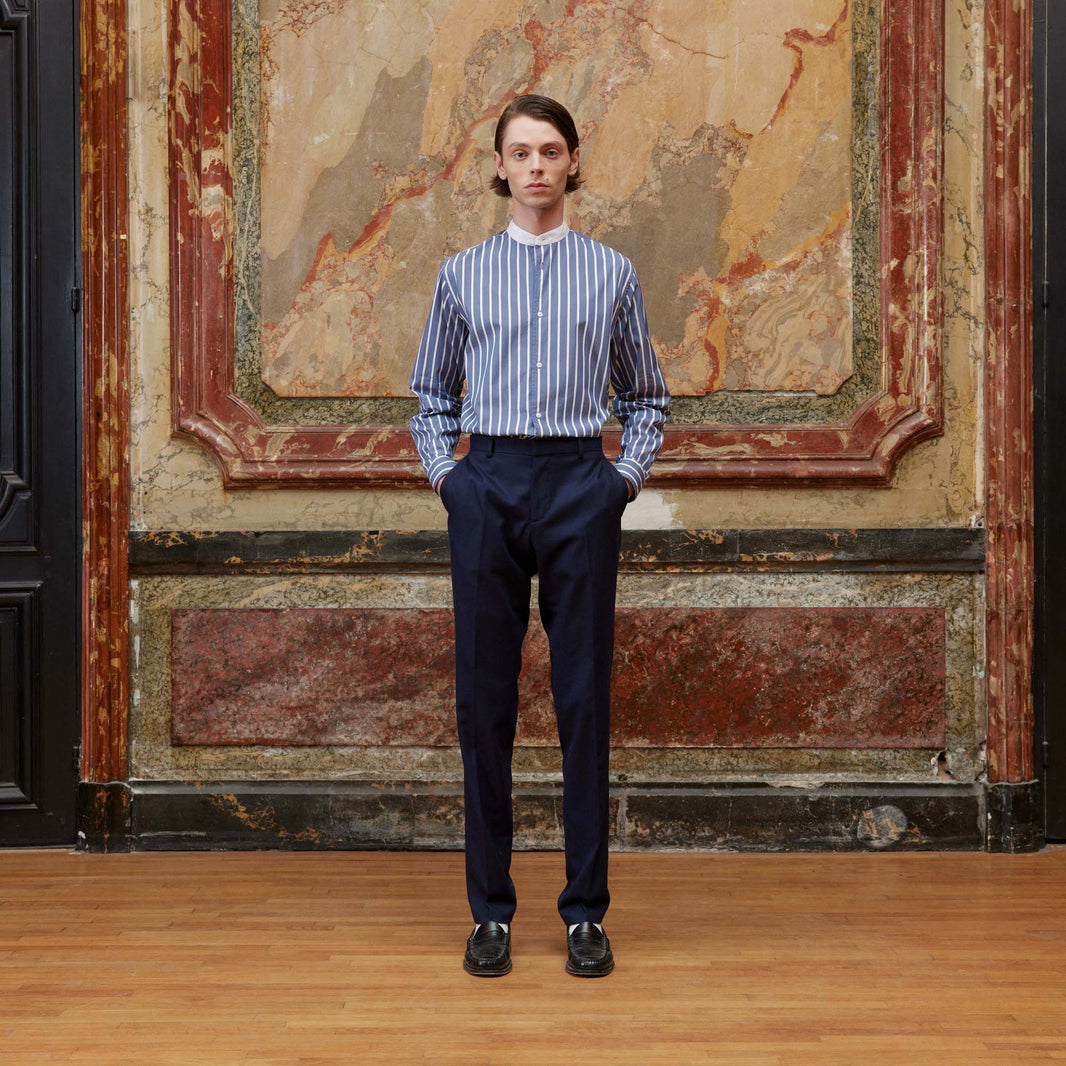 Chemise bleue à rayures blanches