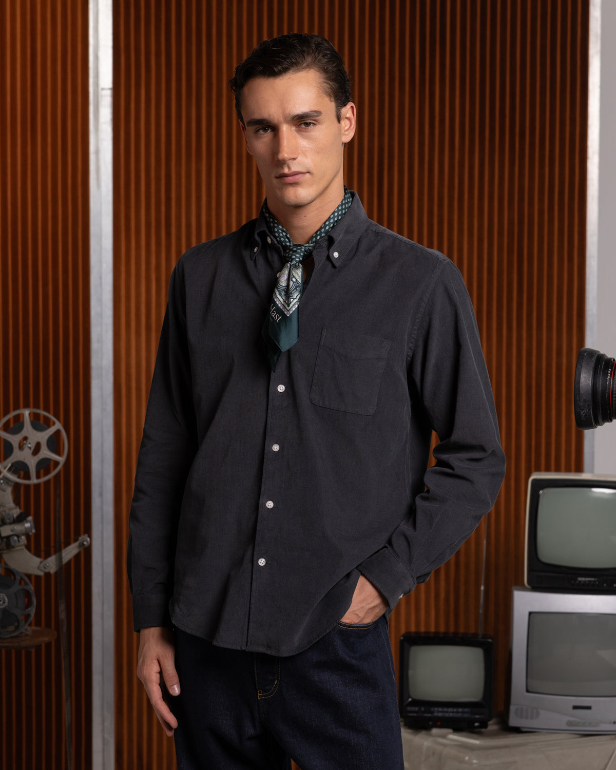 Chemise en velours gris anthracite