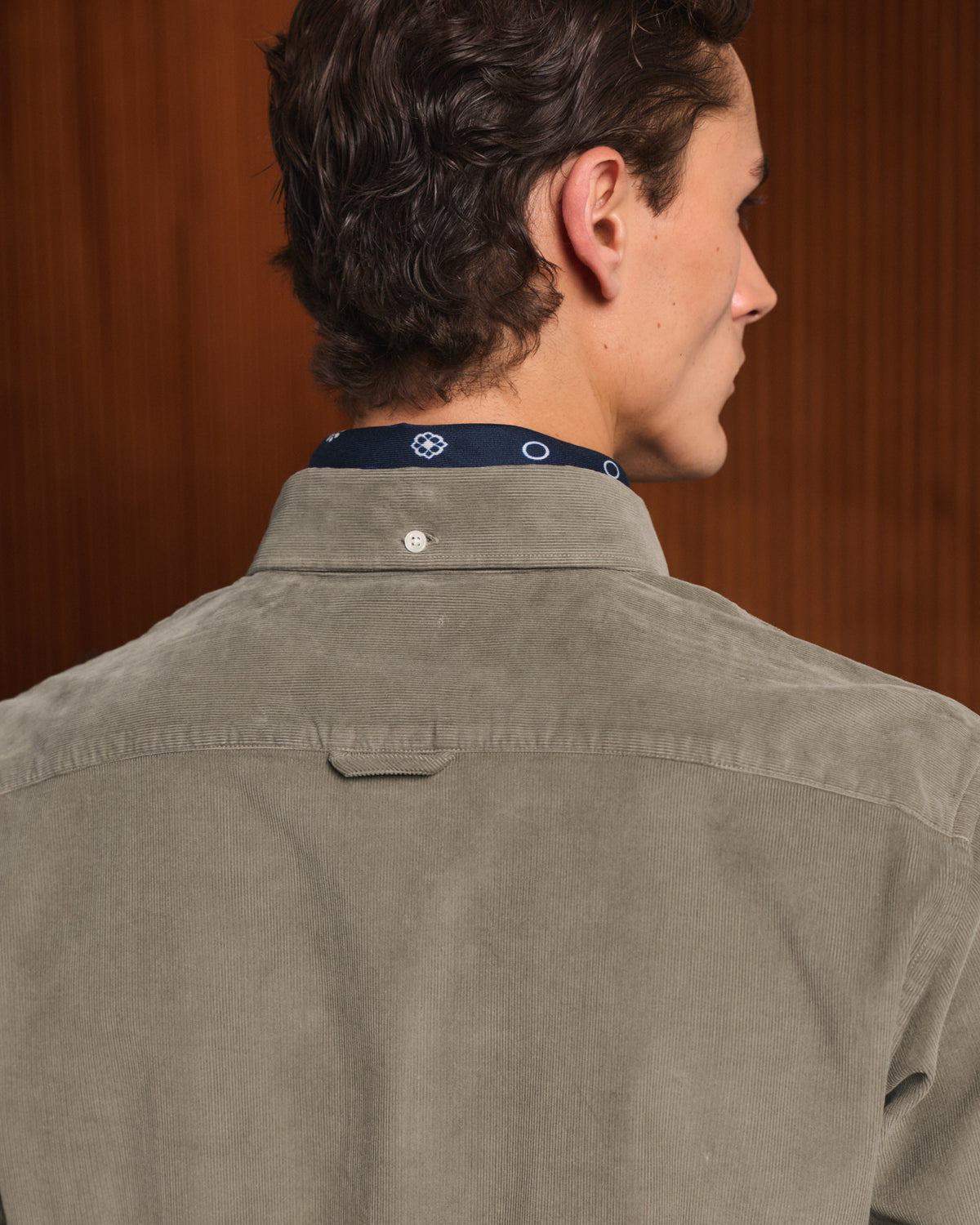 Chemise décontractée en velours côtelé vert sauge