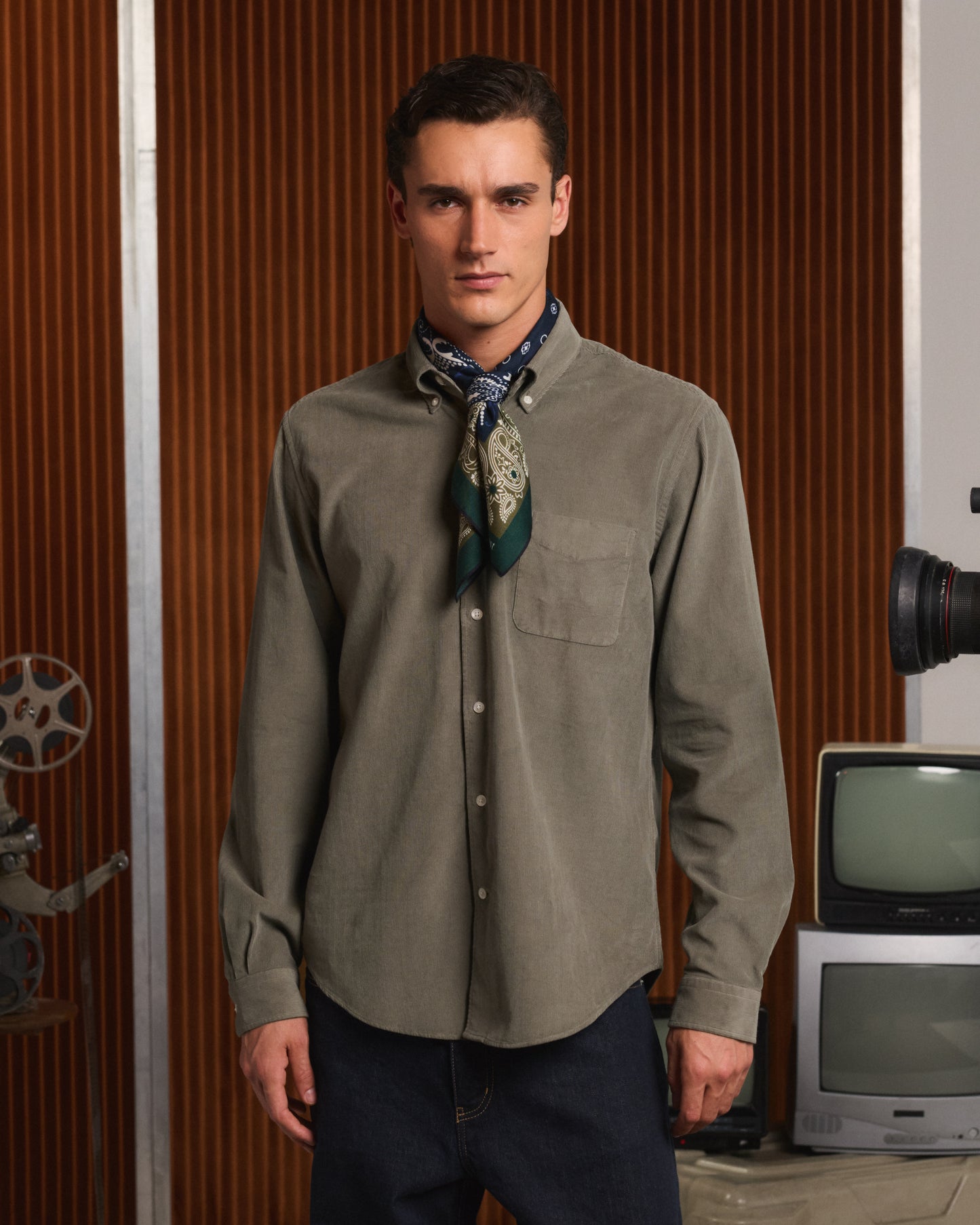 Chemise décontractée en velours côtelé vert sauge