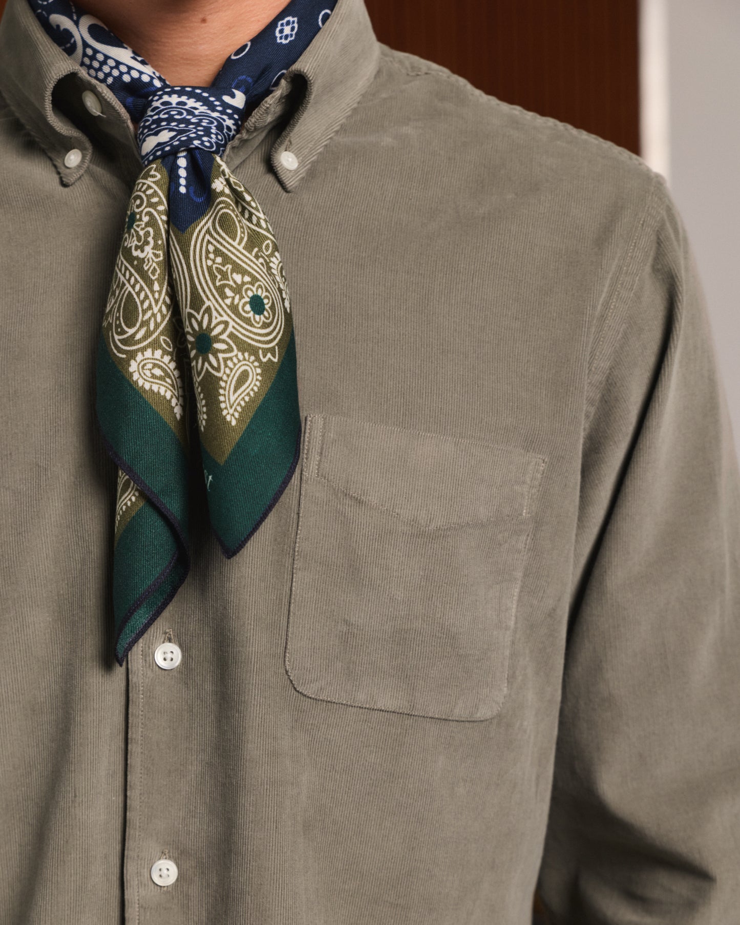 Foulard en laine et soie verte à motif marine