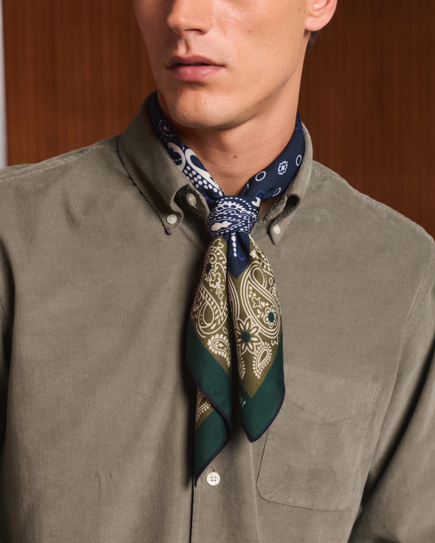 Foulard en laine et soie verte à motif marine