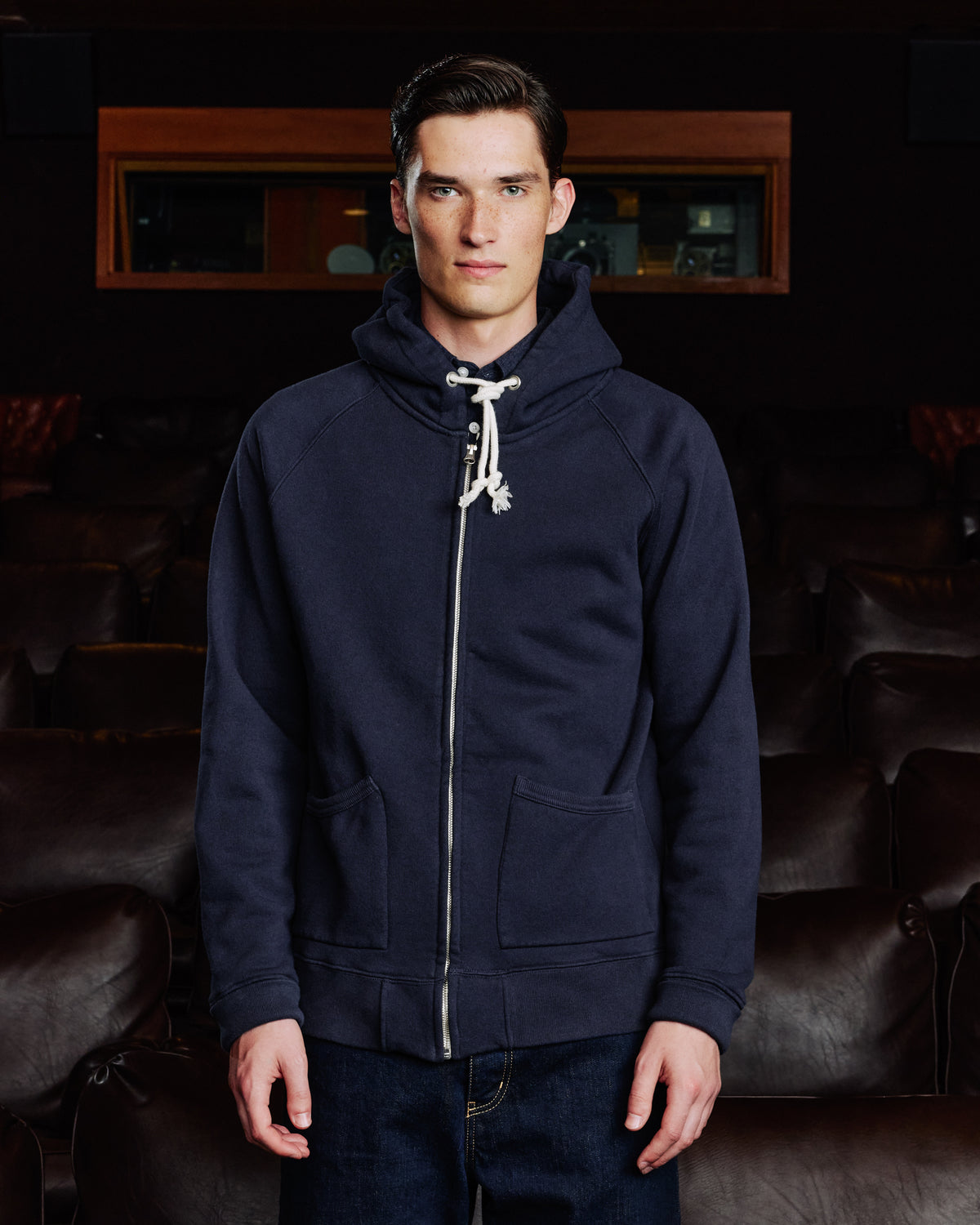 Marineblauer Sweatshirt mit Reißverschluss und Kapuze