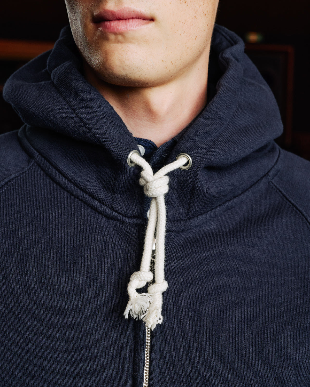 Marineblauer Sweatshirt mit Reißverschluss und Kapuze