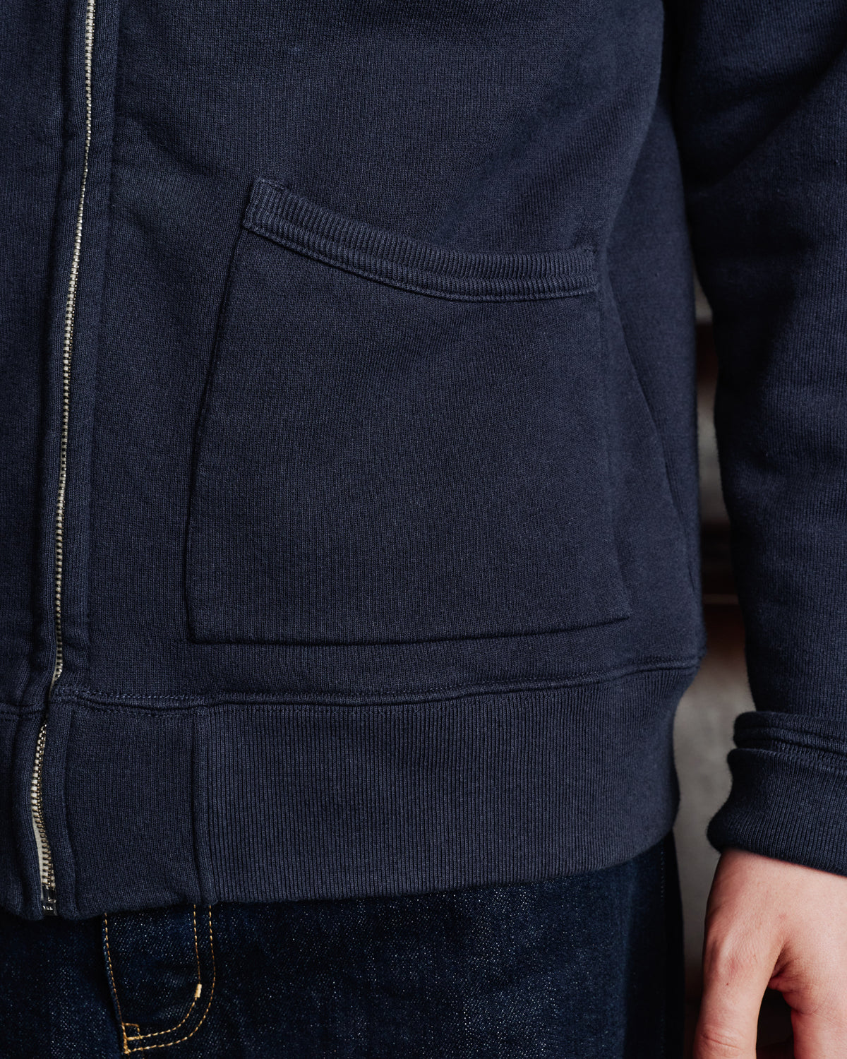 Marineblauer Sweatshirt mit Reißverschluss und Kapuze