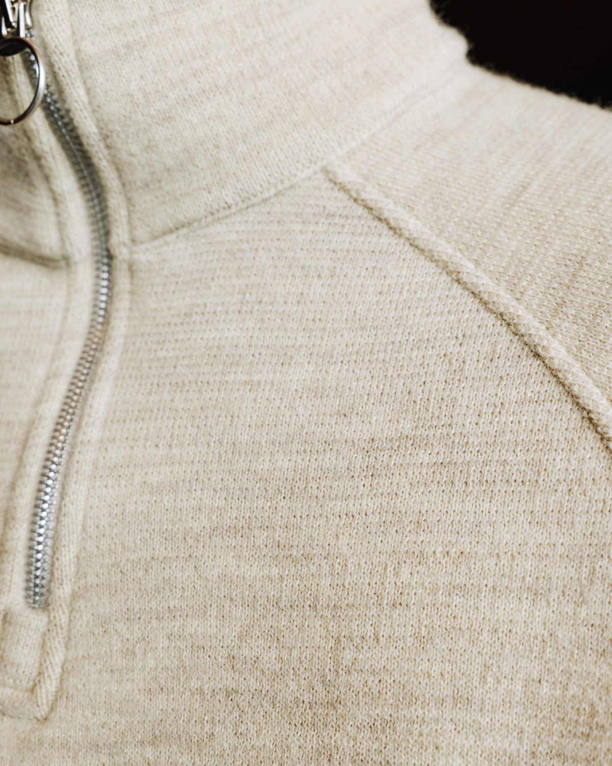 Sweatshirt mit Reißverschlusskragen aus ecrufarbener Wolle im Milano-Strick