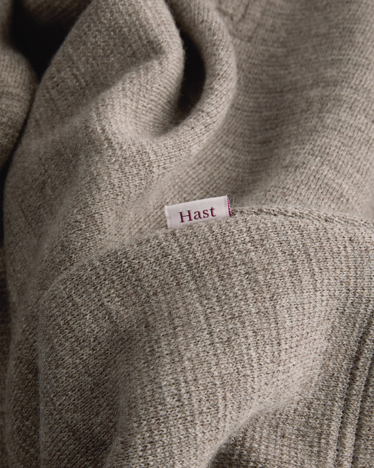 Sweatshirt mit Reißverschlusskragen aus brauner Wolle im Milano-Strick