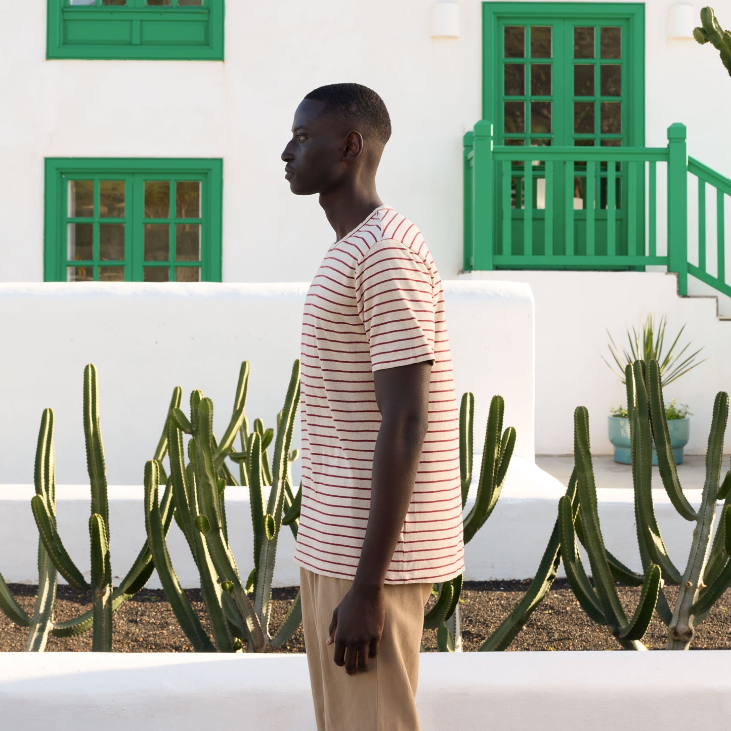 T-shirt en coton et lin écru à rayures bordeaux
