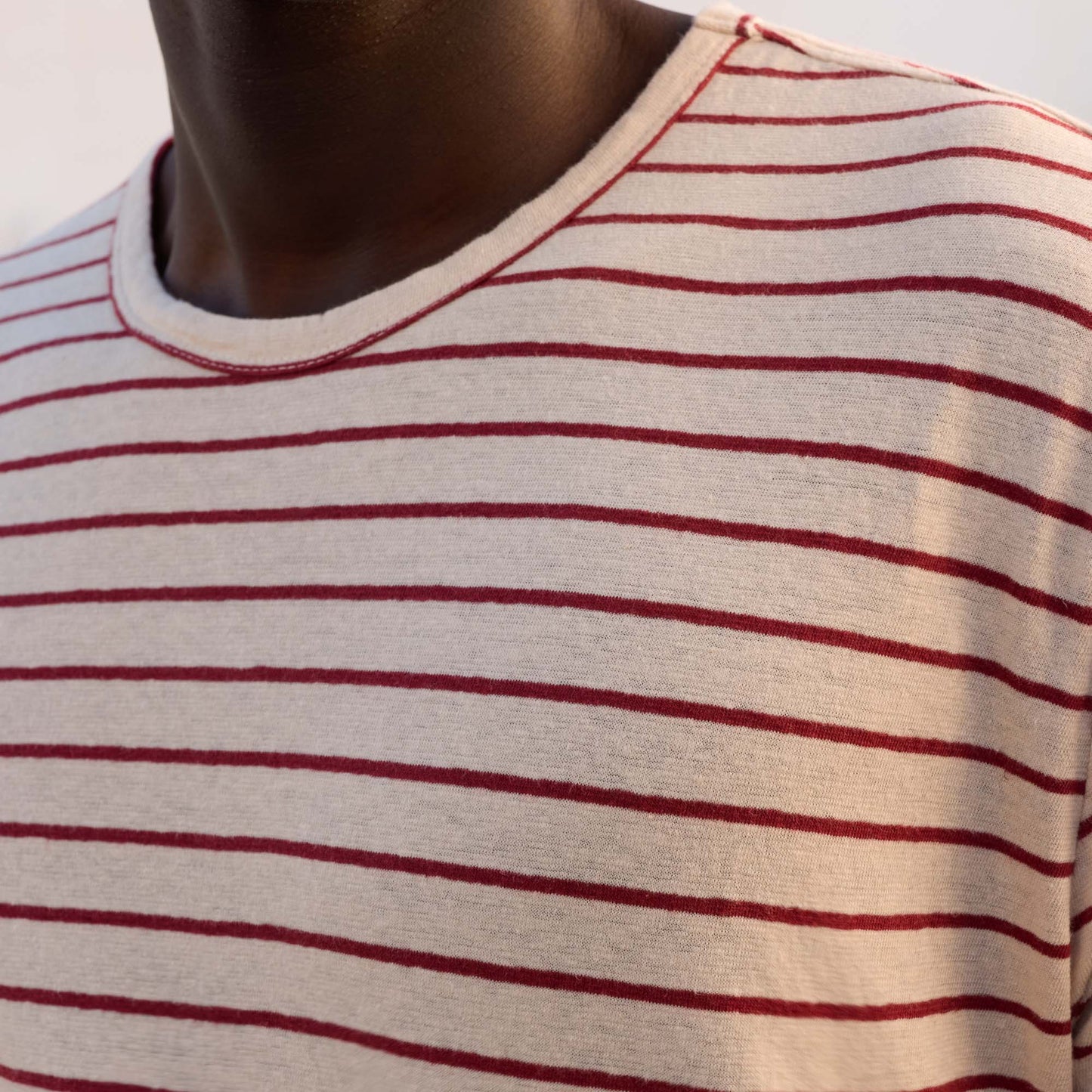 T-shirt en coton et lin écru à rayures bordeaux