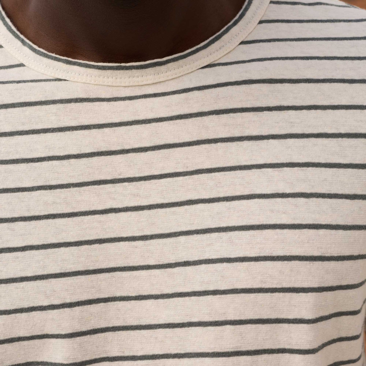 T-shirt en coton et lin à rayures écrues et vertes