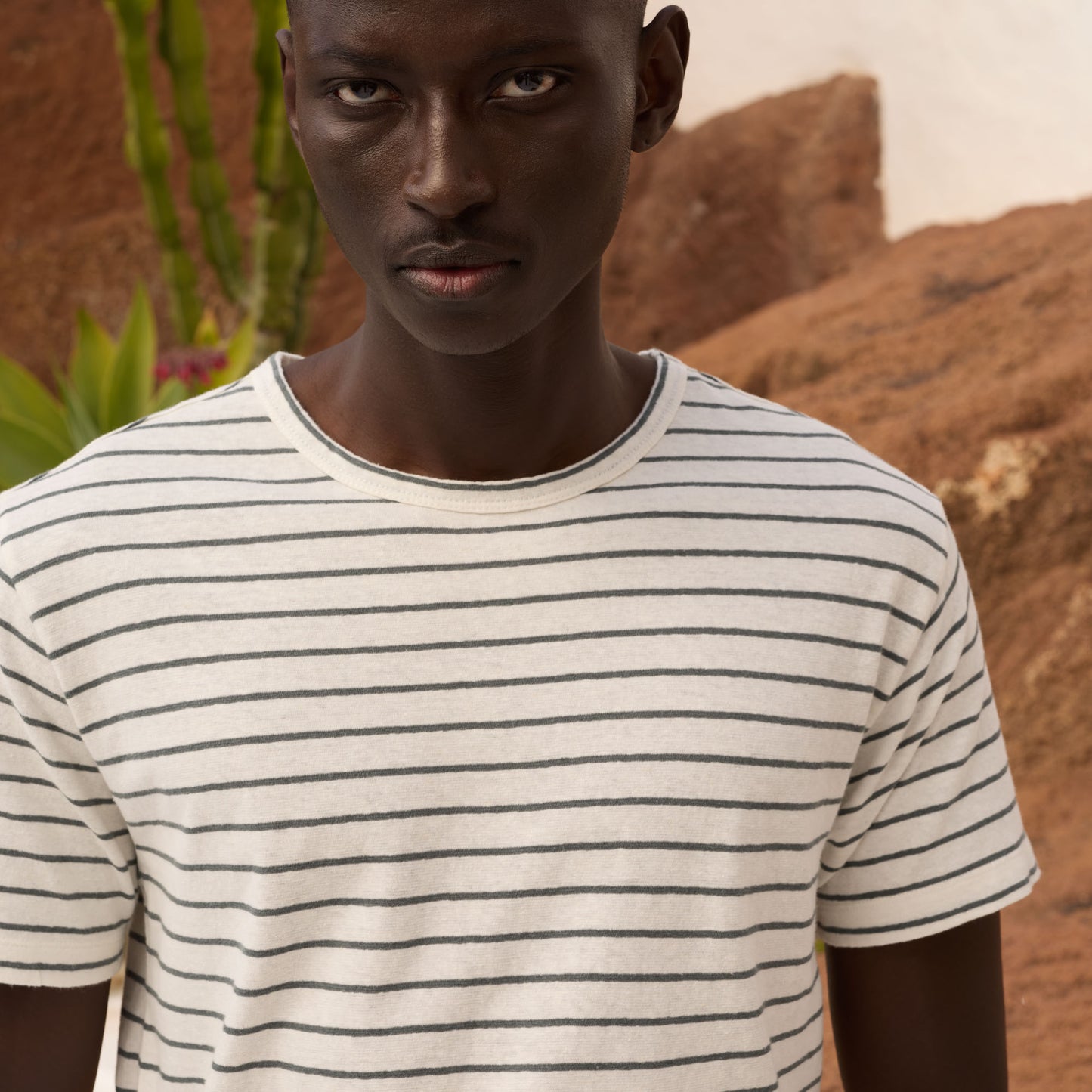 T-shirt en coton et lin à rayures écrues et vertes