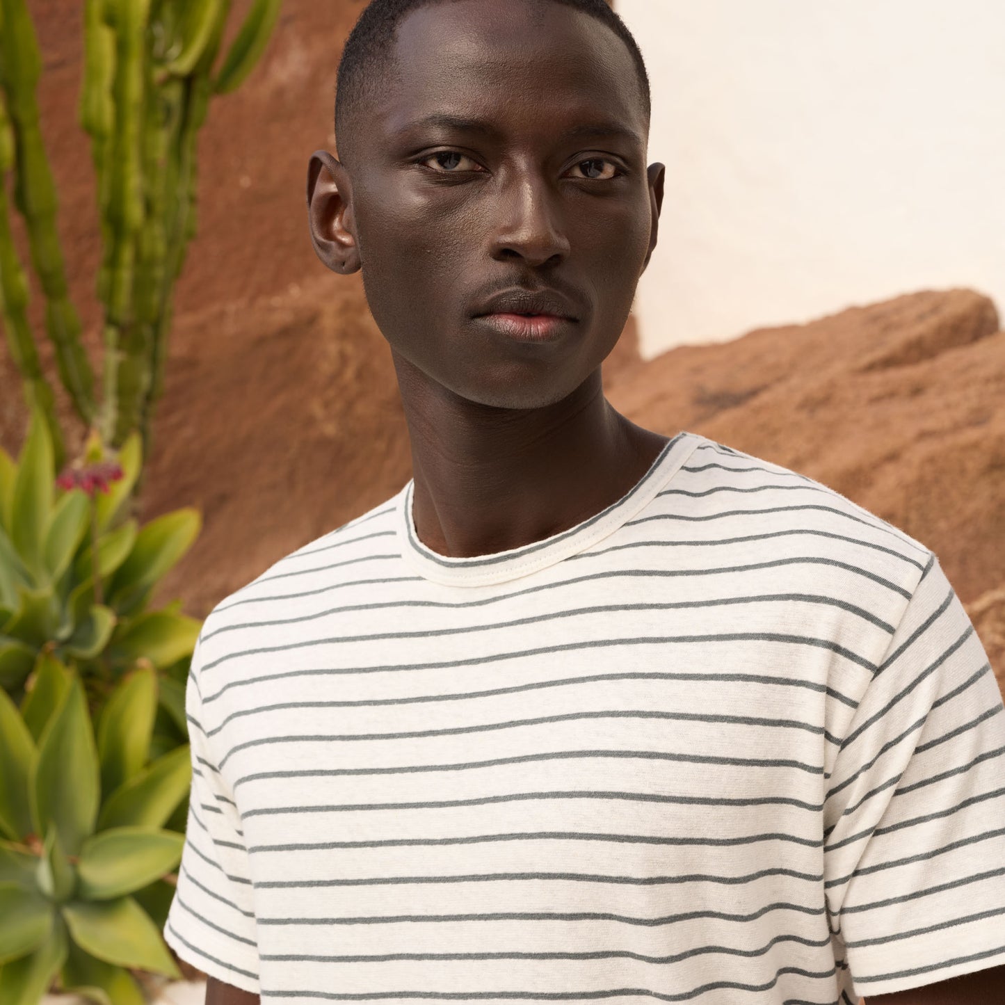 T-shirt en coton et lin à rayures écrues et vertes