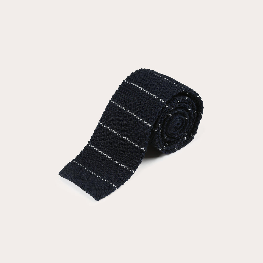 Cravate tricotée marine à rayures blanches