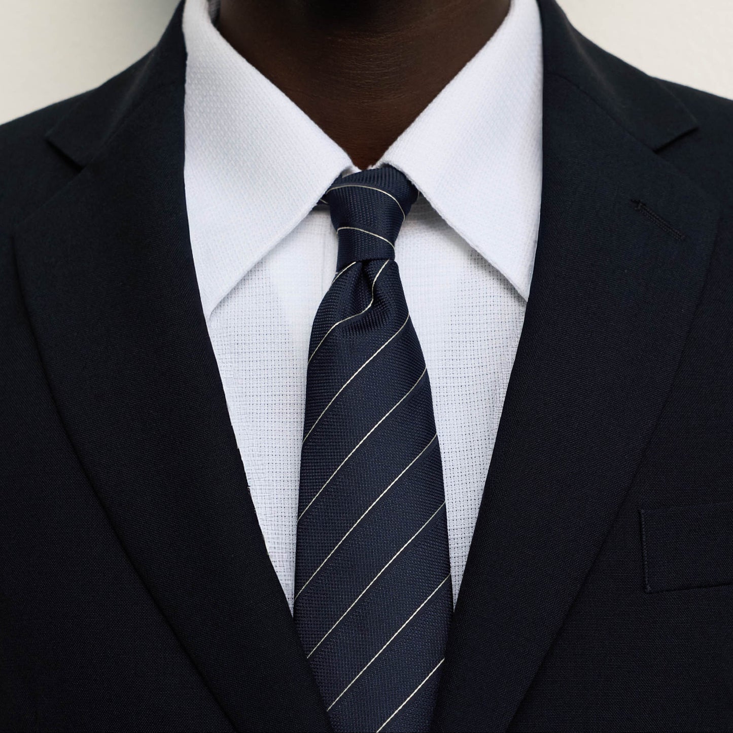 Cravate en soie bleu rayure marine