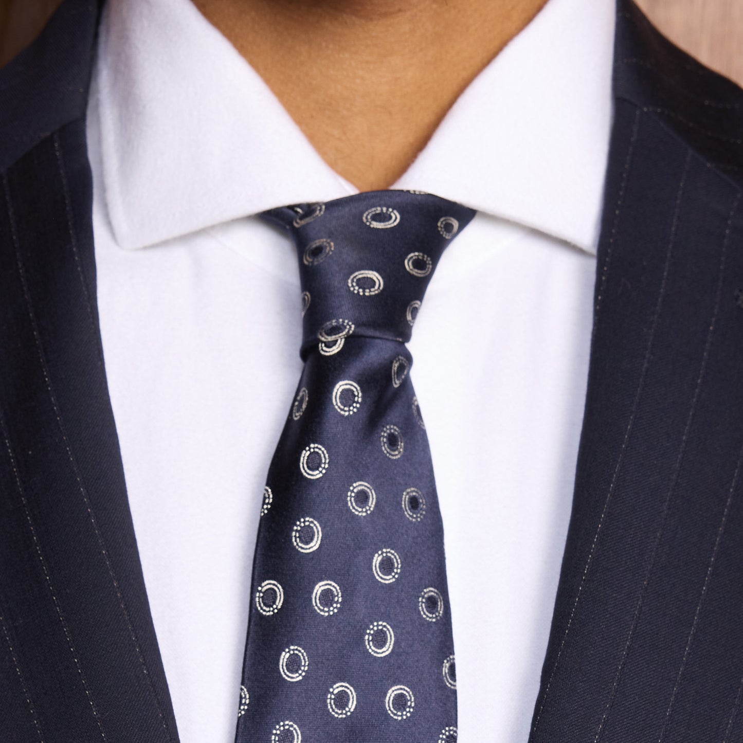 Cravate en soie marine à motifs