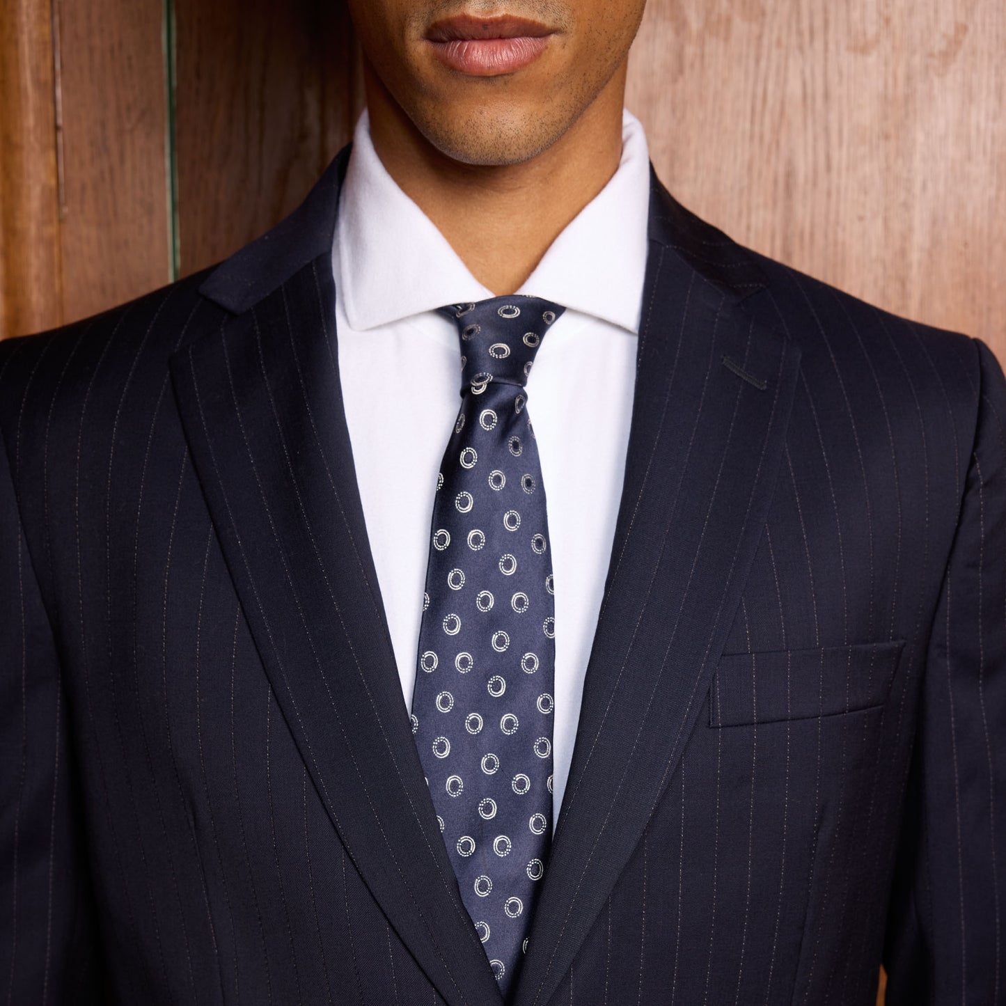 Cravate en soie marine à motifs