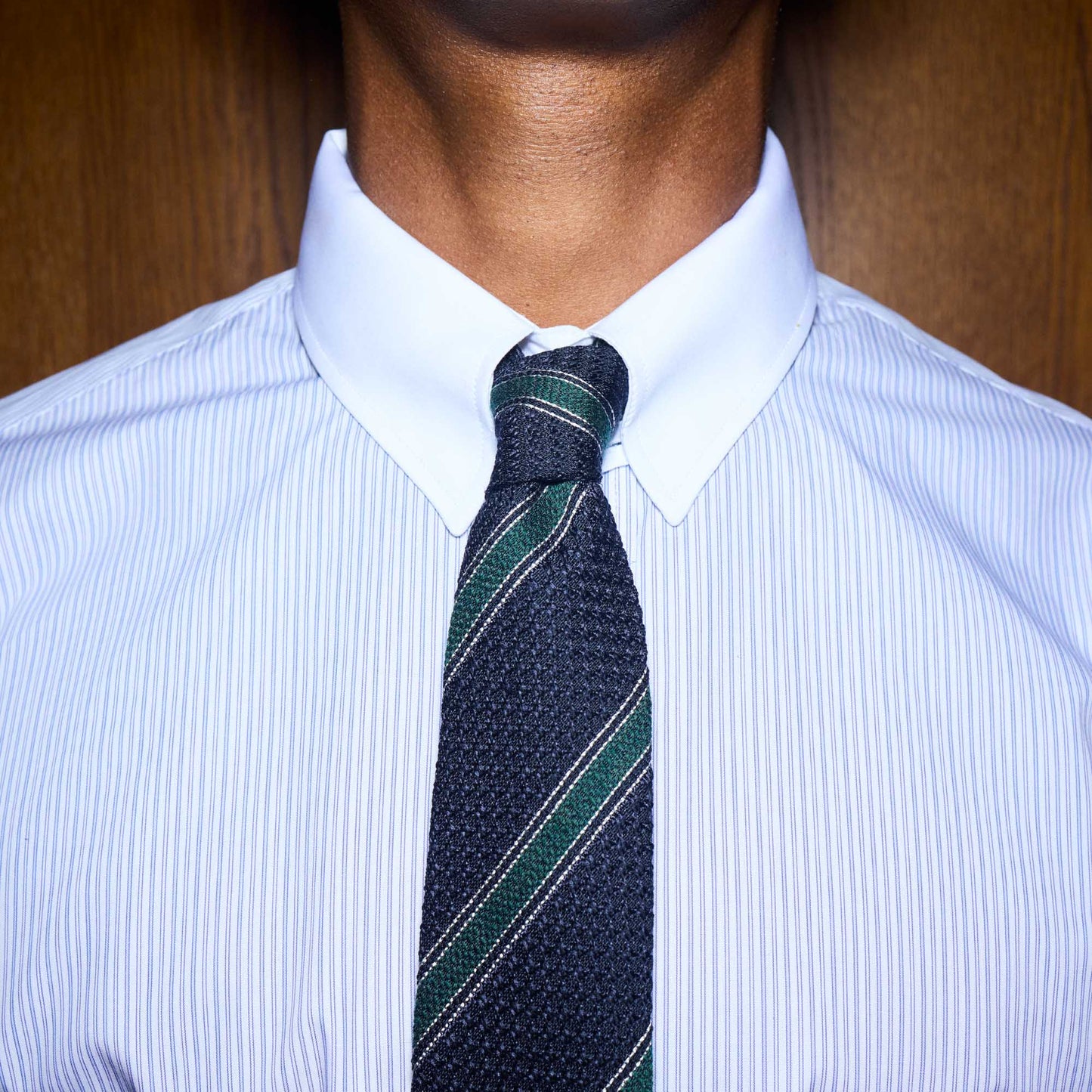 Cravate en laine et soie marine à rayures vertes