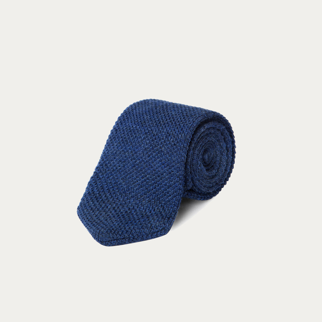 Cravate bleue en maille de laine