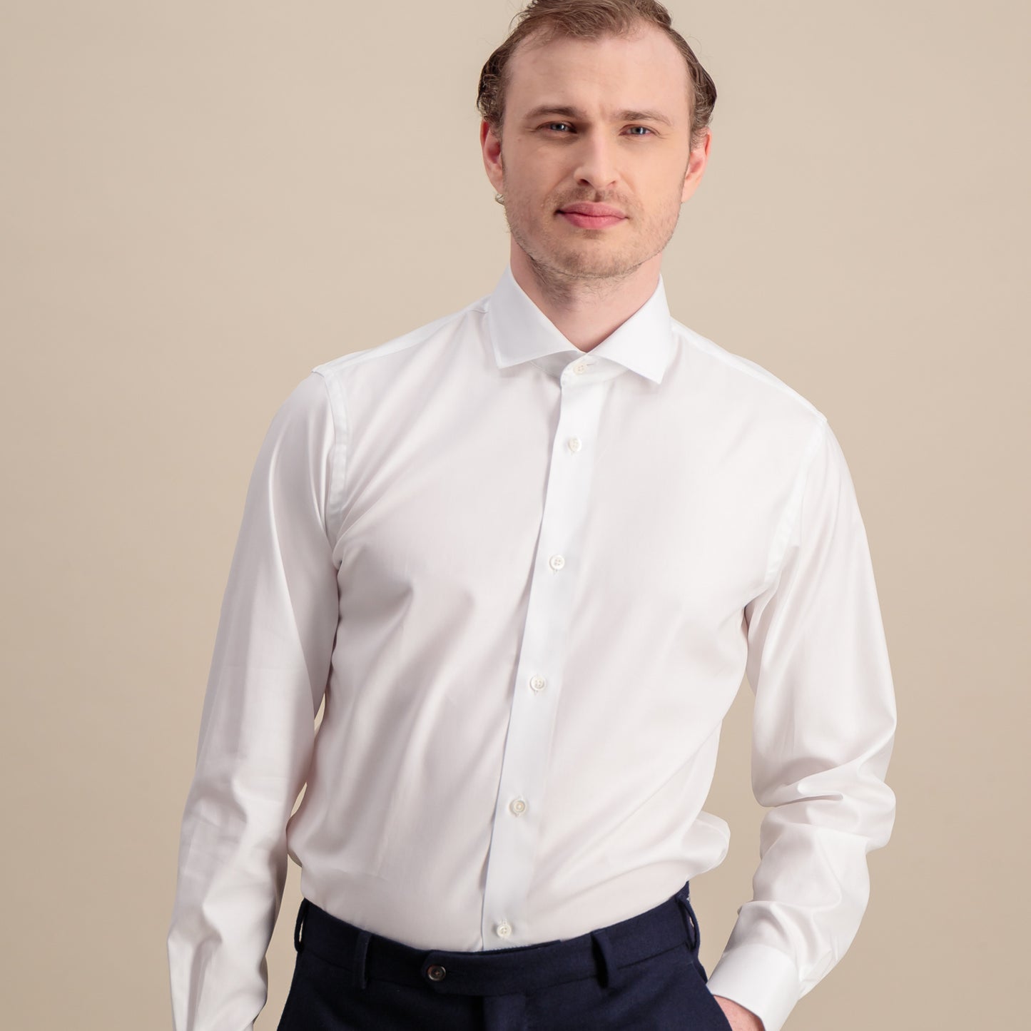 Fitted shirt in natural stretch white twill