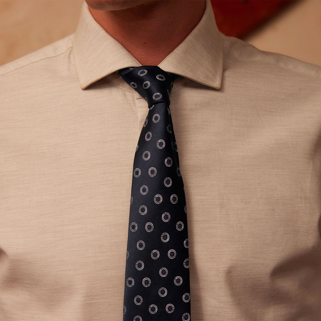 Cravate marine à motifs